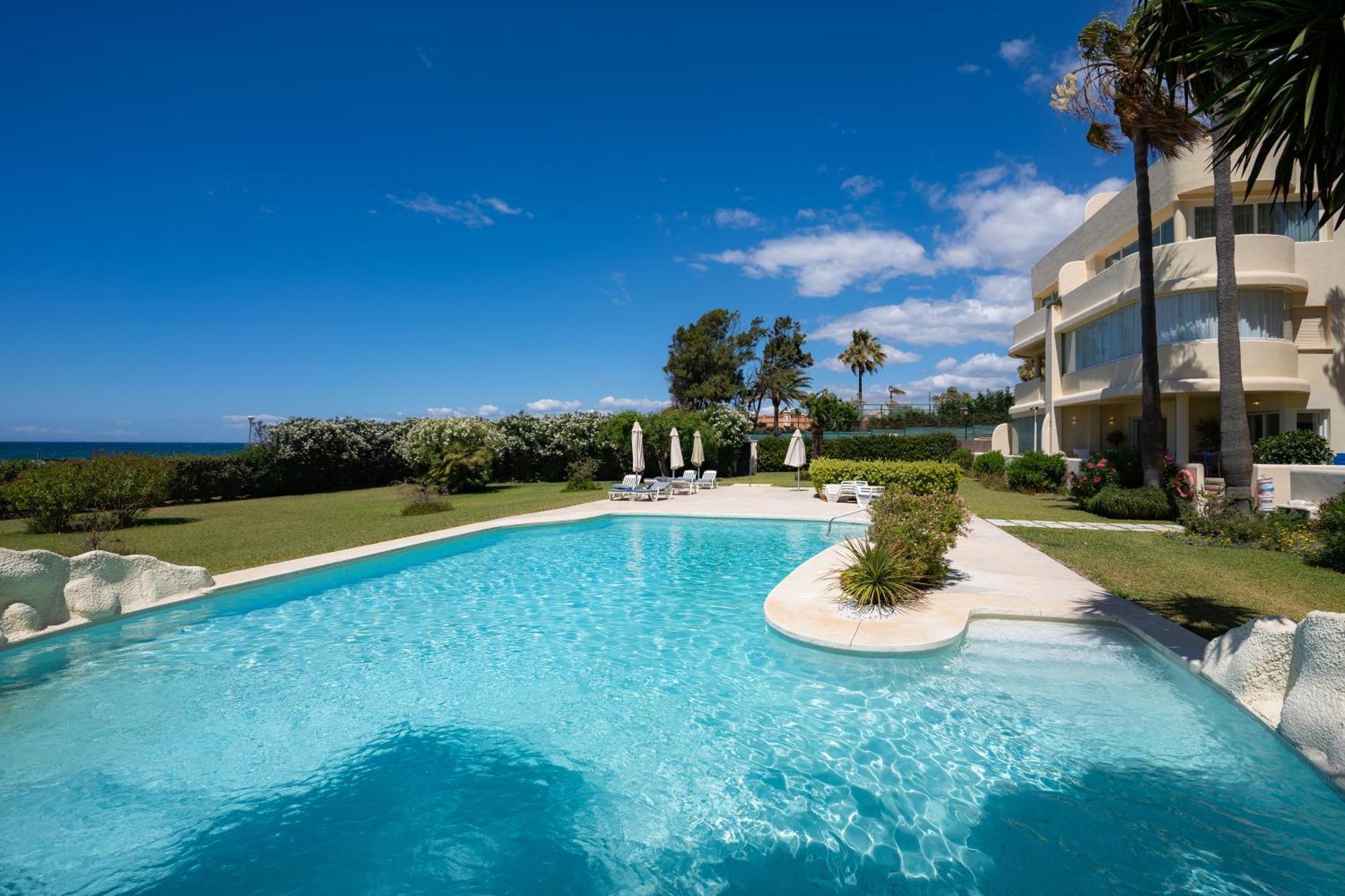 Beachfront Neptuno I, Complex,Views,Pool,Garden, Elviria Marbella Exterior photo